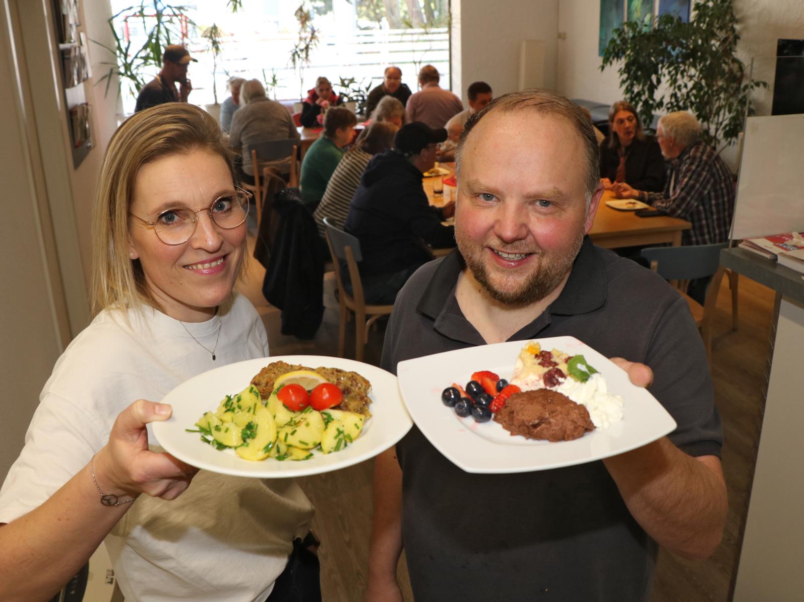 Lilian Fischer und Stefan Räker präsentieren das Menü