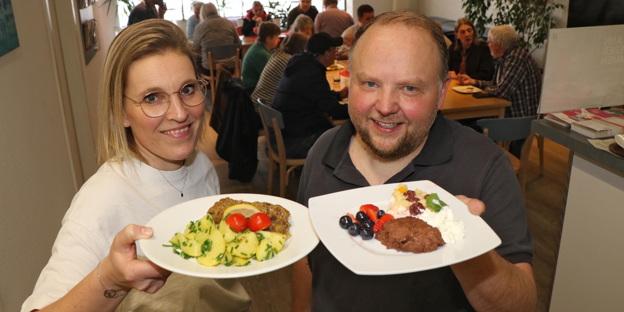 Lilian Fischer und Stefan Räker präsentieren das Menü