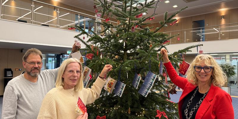 Ute Wiegand (Leiterin Beratungs-Center Mettmann) mit Reinhold Keppeler und Bianca Schnee (beide Caritasverband für den Kreis Mettmann e.V.).