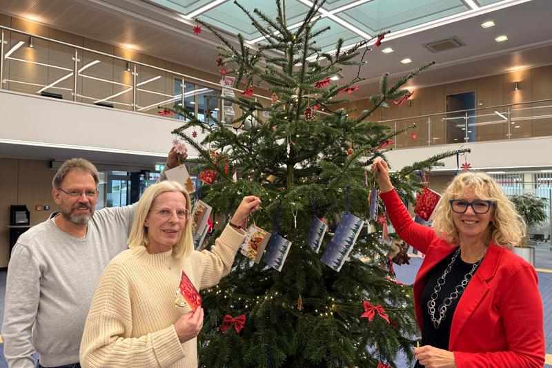 Ute Wiegand (Leiterin Beratungs-Center Mettmann) mit Reinhold Keppeler und Bianca Schnee (beide Caritasverband für den Kreis Mettmann e.V.).