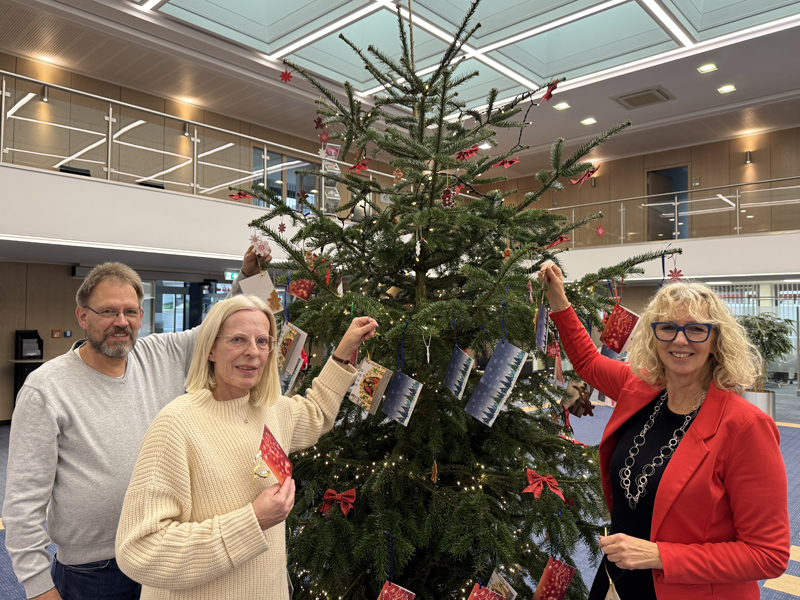 Ute Wiegand (Leiterin Beratungs-Center Mettmann) mit Reinhold Keppeler und Bianca Schnee (beide Caritasverband für den Kreis Mettmann e.V.).