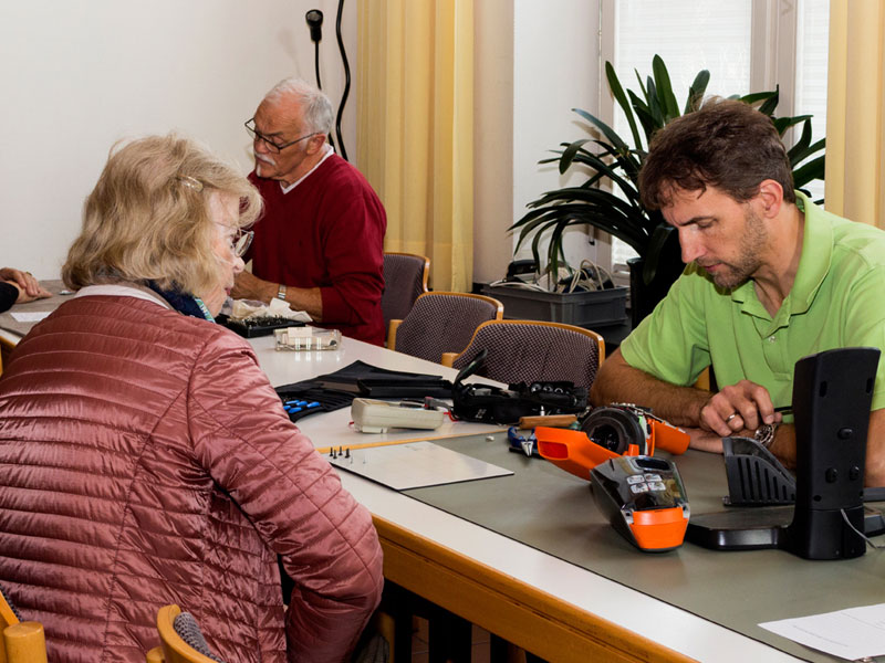 … arbeiten Sie in einem Reparaturcafé mit